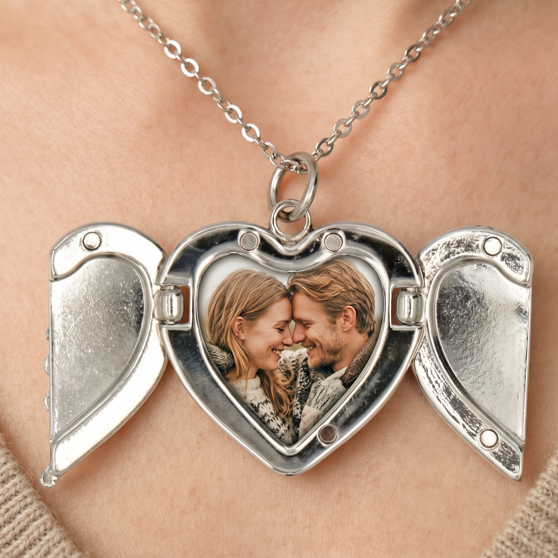 Necklace with Heart Shaped  Locket - 23,5 mm